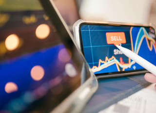 Meerdere marktopties, waaronder Bitcoin, Ethereum en forex, worden geanalyseerd door een handelaar